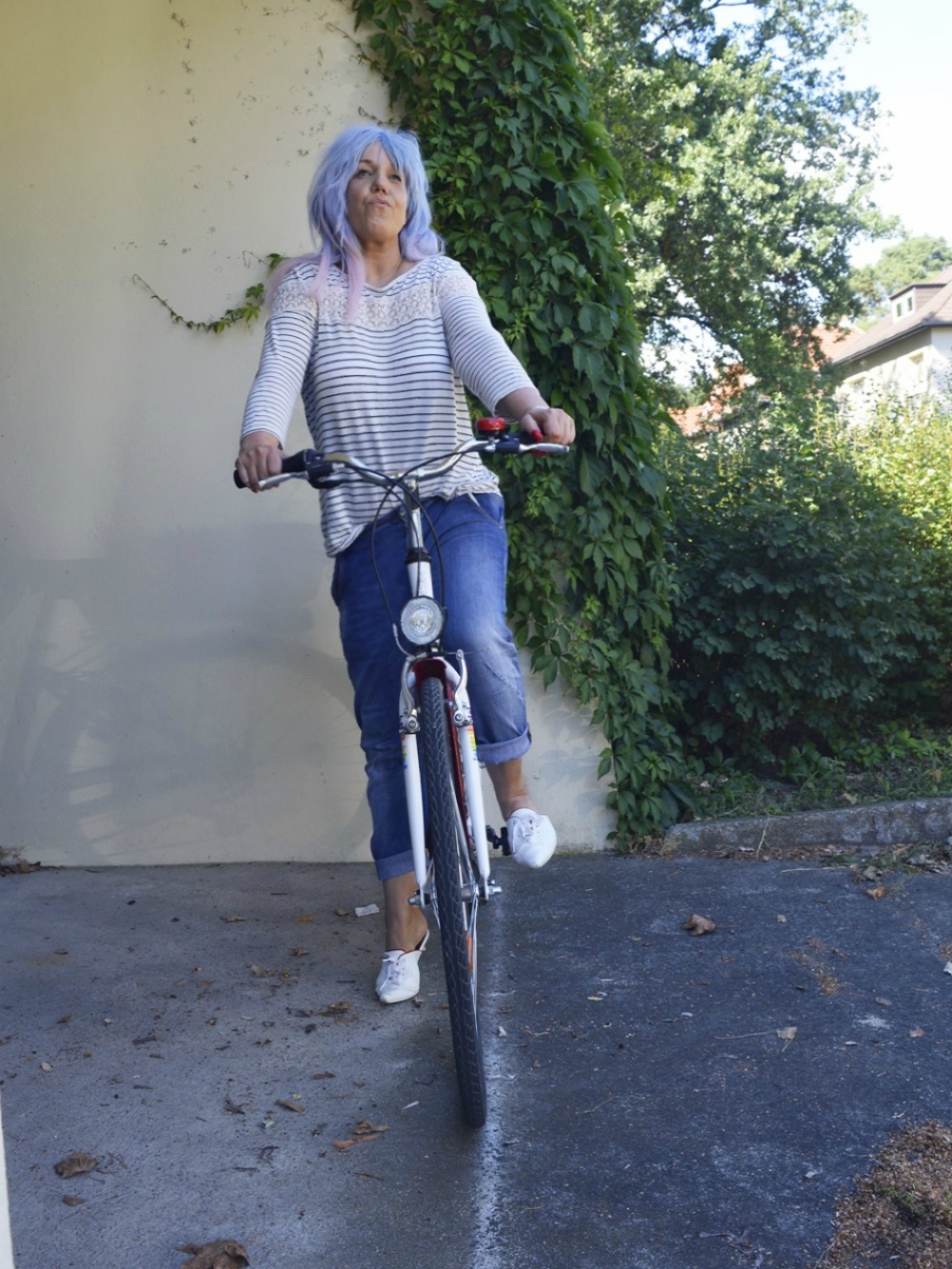 Striped Shirt with lace -  Summer Outfit with Baggy Boyfriend Jeans, striped shirt with lace  and white Leather mules,  posted by Annie K, Fashion and Lifestyle Blogger, Founder, CEO and writer of ANNIES BEAUTY HOUSE - a german fashion and beauty blog