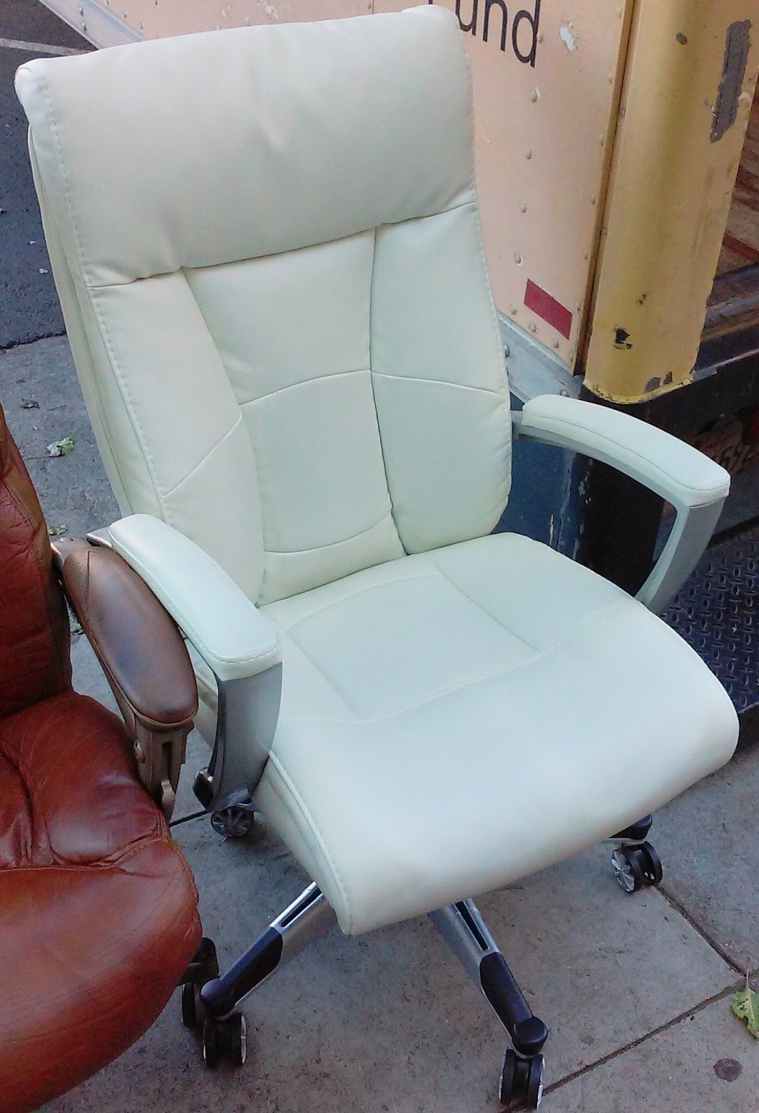 UHURU FURNITURE & COLLECTIBLES SOLD Bone White Hydraulic Office Chair