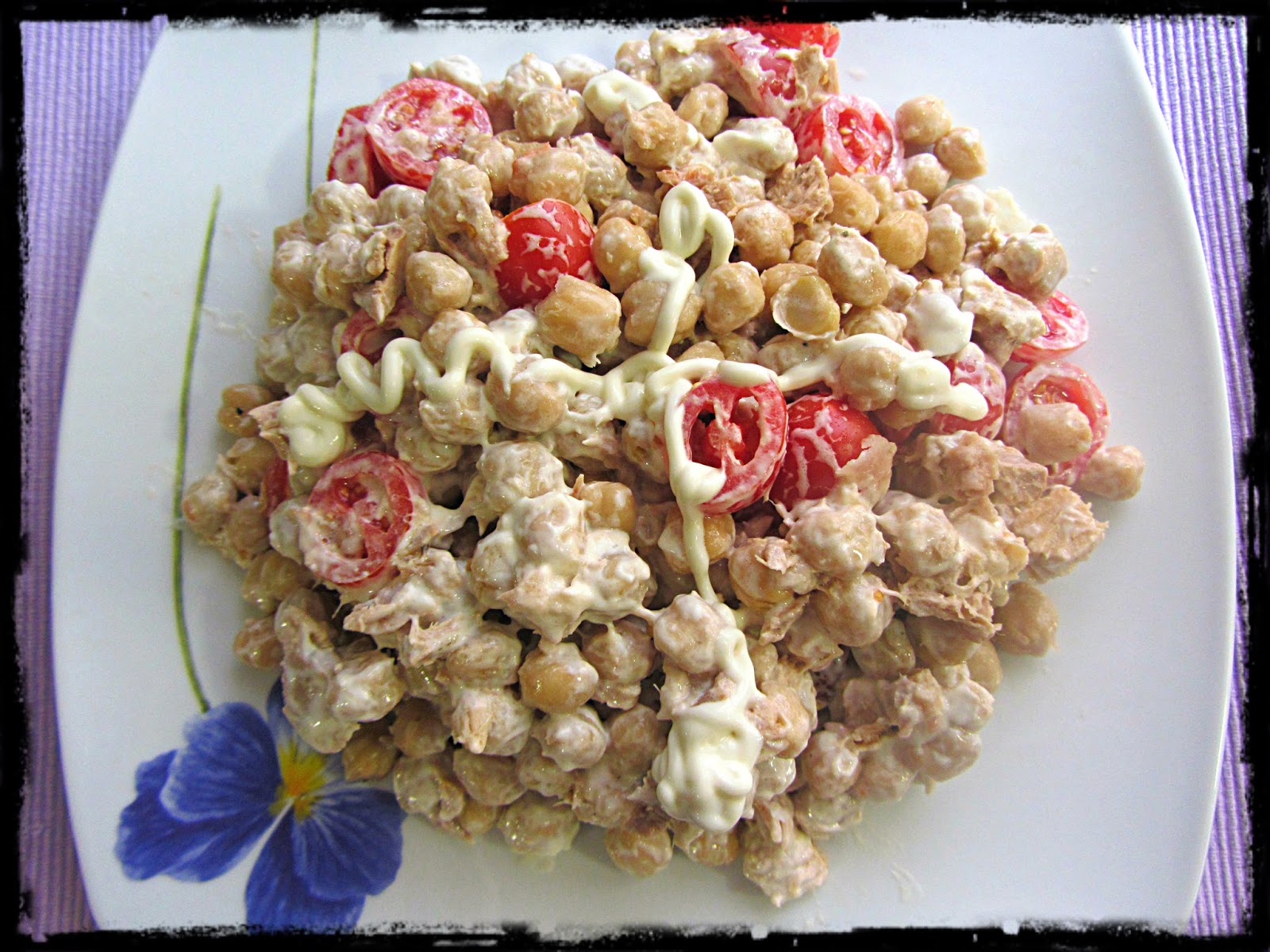 Ensalada de garbanzos, tomatitos y atún con mayonesa