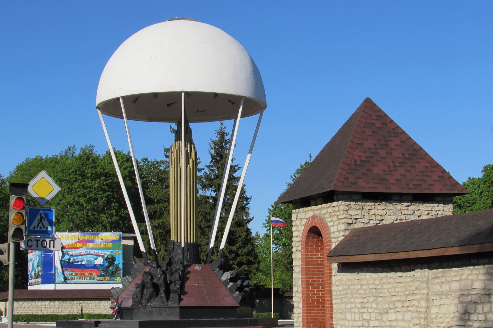псков череха памятник десантникам. псков мемориал десантникам. череха памятник 6 роте. река череха псков. псков памятник десантникам 6 роты.