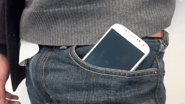bahaya menyimpan ponsel di celana