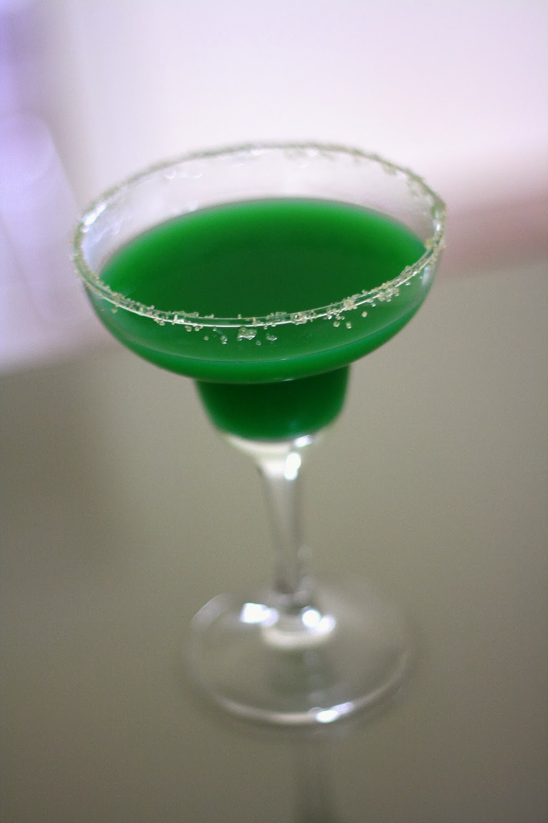 напиток зеленого цвета. зеленый напиток безалкогольный. зеленый напиток безалкогольный. изумрудный бриз коктейль. грин дей коктейль.