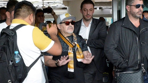 Problemas para Diego Maradona en México: los vecinos del barrio bloquearon su mudanza