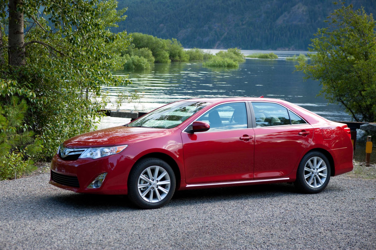 The Auto Reviewers: 2012 Toyota Camry SE: Stylish, sporty and sensible