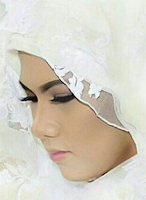 Evelyn kenakan kerudung