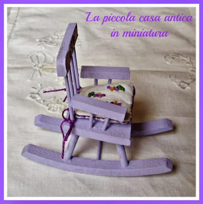 una sedia a dondolo per la case in miniatura