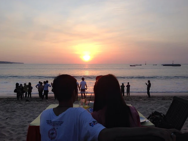 sunset romantis di pantai jimbaran