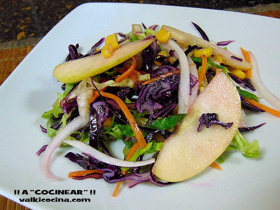 ensalada de col lombarda con manzana y vinagreta de mostaza y miel