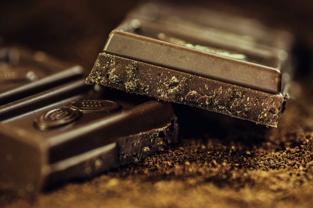 Chocolate amargo conoce las recetas y propiedades que proporcionan a la