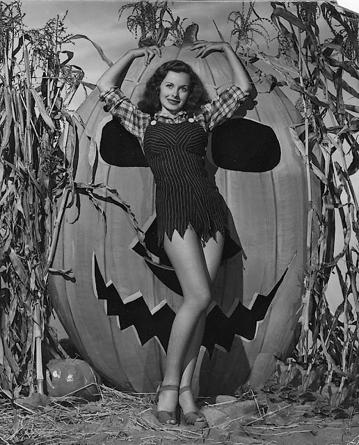 Retrospace: Foxy Ladies #28: Pumpkin Cheesecake