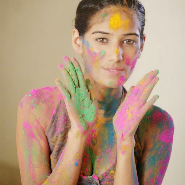 poonam pandey playing holi