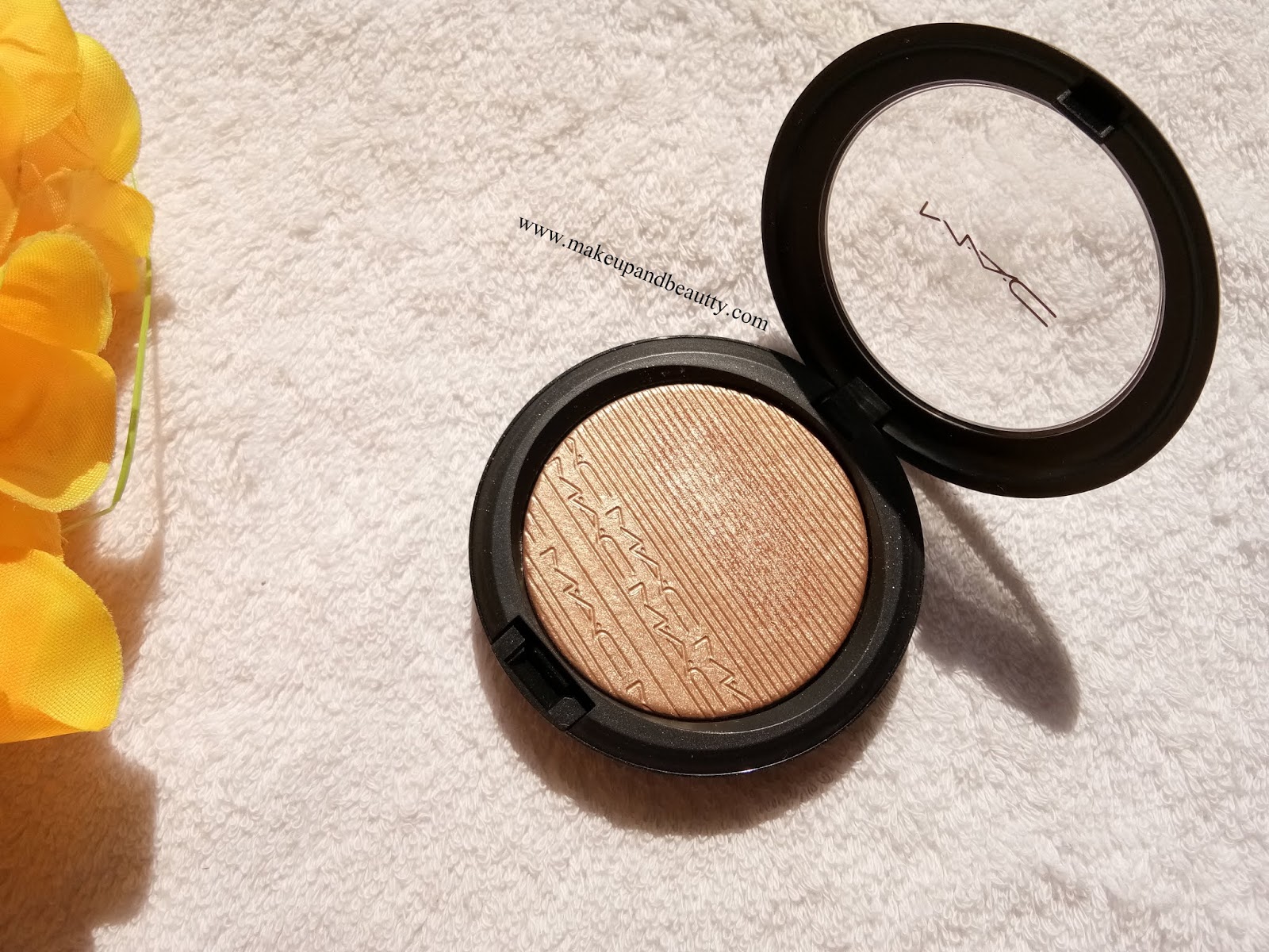 Makeup and beauty !!! REVIEW & SWATCHES MAC OH DARLING HIGHLIGHTER