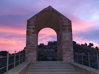 Vista de l'arc central que corona el Pont del Diable
