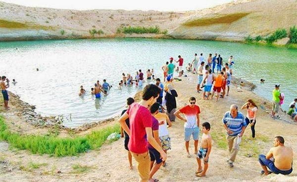 Mysterious lake in Tunisian desert 