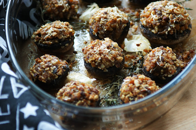 Gefüllte Champignons mit Nüssen und Kürbis