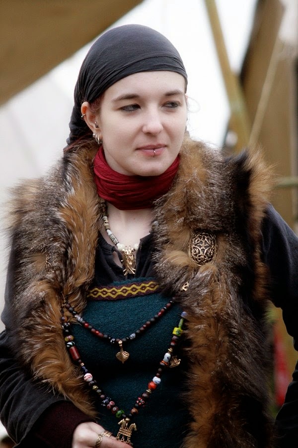 i love historical clothing: Beautiful Viking Womens