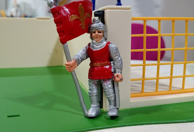 Miniatura de vinil soldado medieval estático segurando bandeira vermelha,  da Plastoy 5,5cm+1,5cm extra da bandeira R$ 8,00