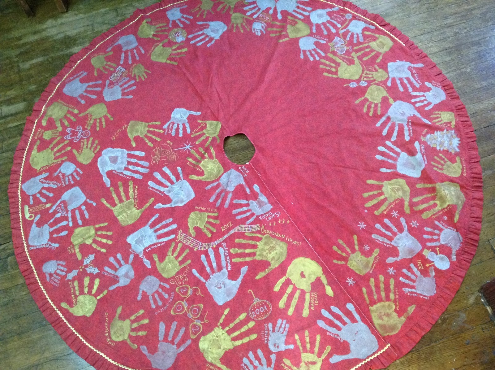 Show Me Sewing Hand Print Tree Skirt Tutorial