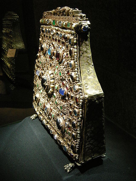Σπάνια λειψανοθήκη με δόντι, στάχτες και μαλλιά του Αγίου Ιωάννου του Προδρόμου.