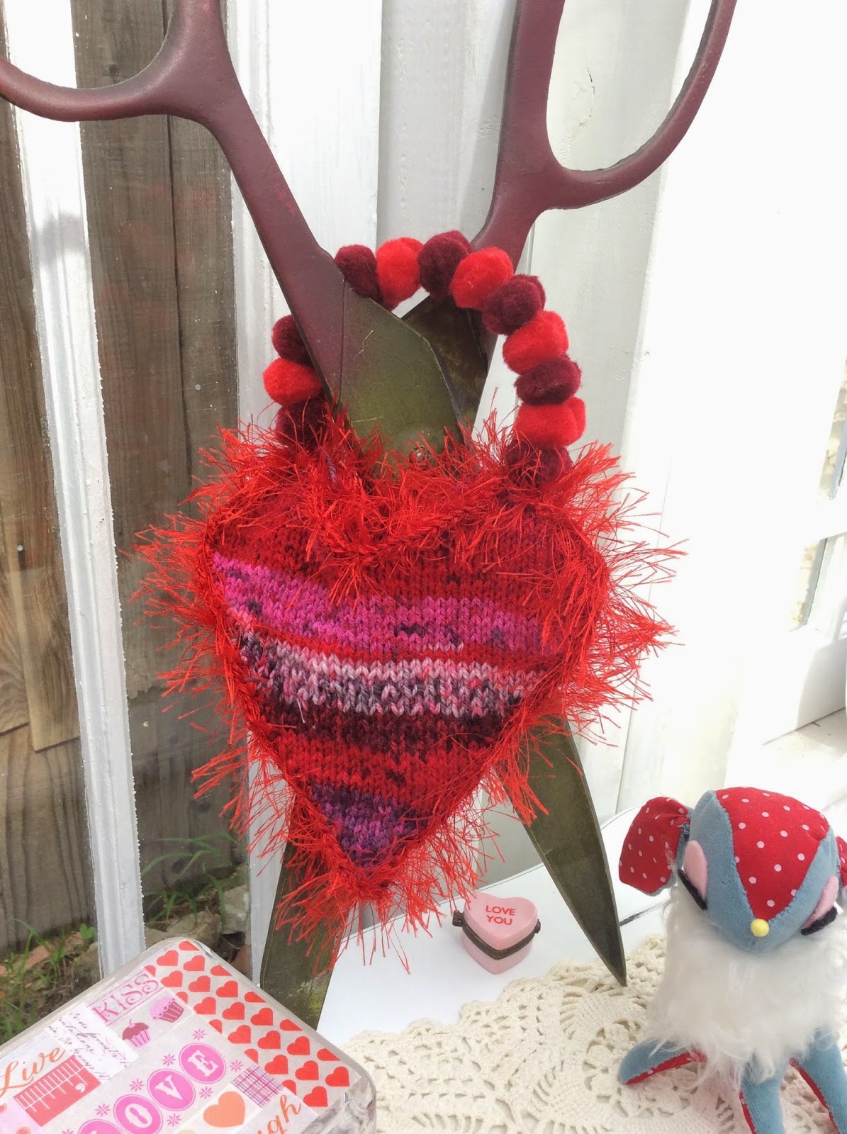 heart knit purse pompom handle eyelash yarn Valentine's day
