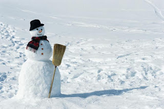 sneeuwpop sneeuw op het gazon