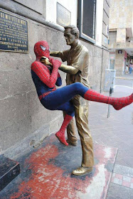 10-Kaneda-Funny-Photographs-with-Statues-and-Sculptures-www-designstack-co