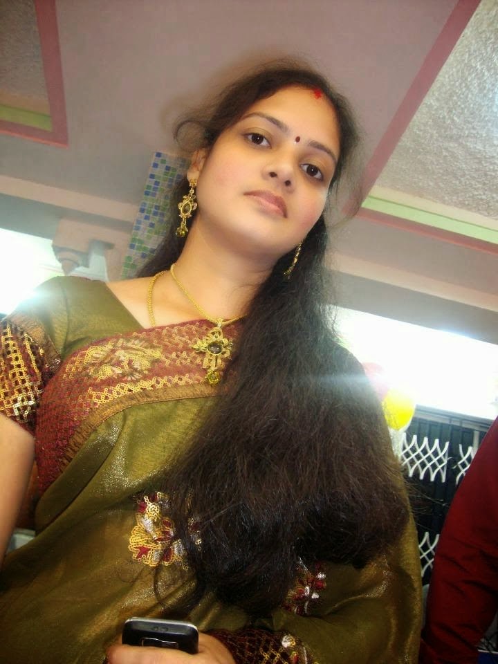 Desi beautiful Indian hot housewife in saree photos Desi beautiful Indian hot housewife in saree photos