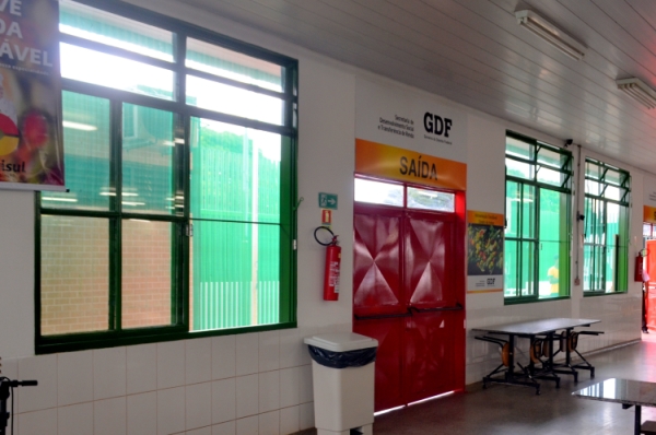 Algumas mudanças feitas no restaurante estão bem visíveis, uma delas foi a colocação de telas nas janelas, para evitar a entrada de pombos que infernizavam a vida dos frequentadores desde sua inauguração. Foto Joaquim Dantas