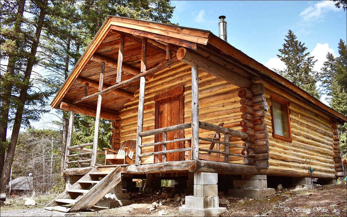 Northern Interior British Columbia Cabin At The Mcqueen Lake