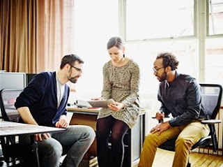 personas en la oficina reunidas