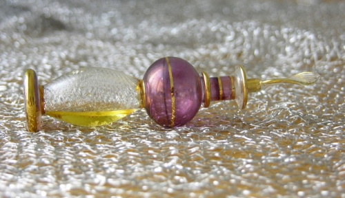 Se você conhece o autor desta imagem, por favor nos informe para que possamos atribuir-lhe os devidos créditos. Obrigado. #PraCegoVer: Frasco de perfume oriental.