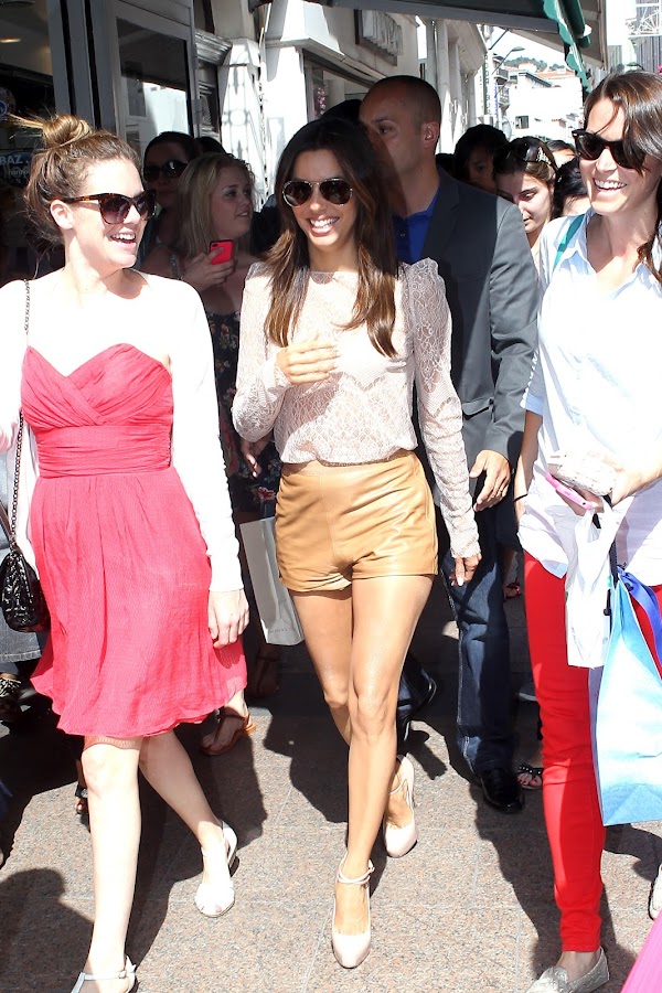 celebruty Eva Longoria walking down the street with her greatest fans 