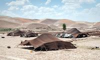 Kıraç bir arazide kurulmuş oba çadırları