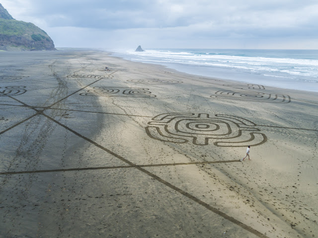 melukis-di-pantai-hasilnya-keren melukis-di-pantai-hasilnya-keren