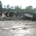 Dramatis! TNI Bersama Masyarakat Evakuasi Mobil Yang Terseret Arus Deras Sungai di Perbatasan