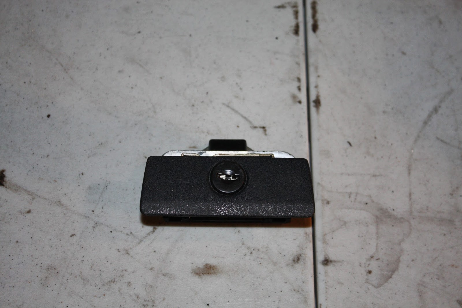KrEvCon BMW Parts E30 Glovebox Latch