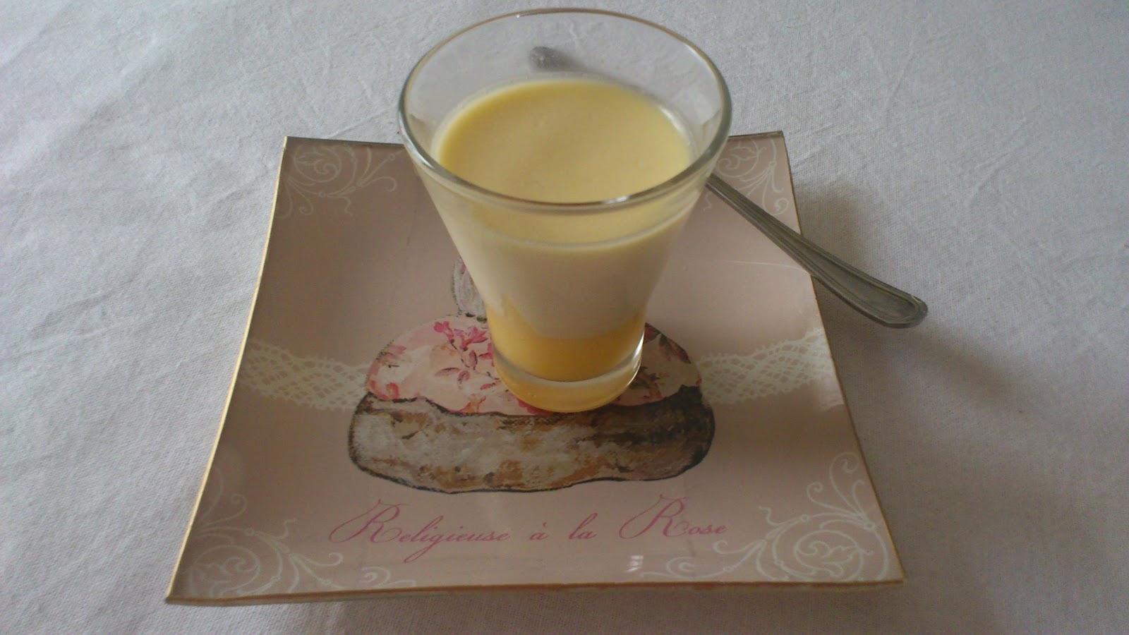 Dans la cuisine d'Hilary Panna cotta au lemon curd / Lemon curd panna