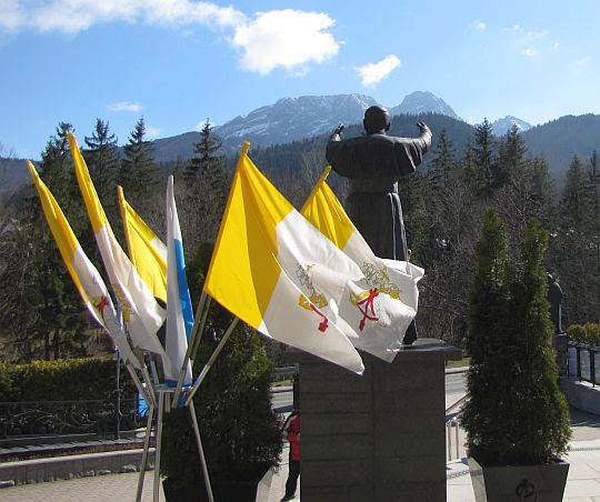 Pomnik papieża spoglądającego na Giewont. Pomnik papieża spoglądającego na Giewont.