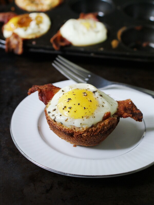 Bacon, Egg and Toast Cups made in a muffin tin!  #breakfast #brunch #eggrecipes