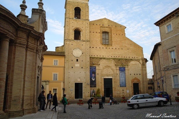 Macerata, Cattedrale e a sin. la Basilica Santa Maria della Misericordia Macerata, Cattedrale e a sin. la Basilica Santa Maria della Misericordia