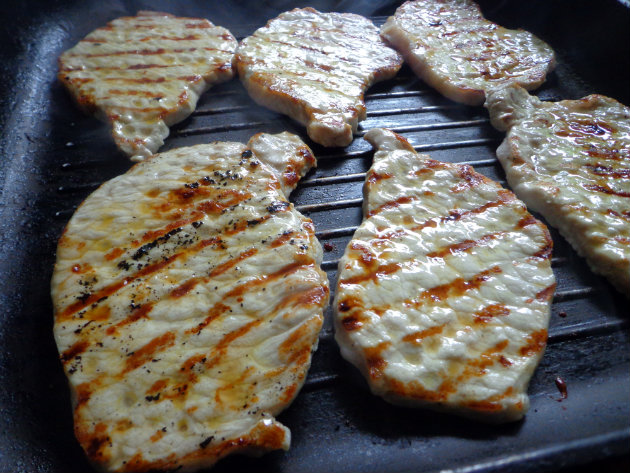 sauté pork chops on hot grill pan