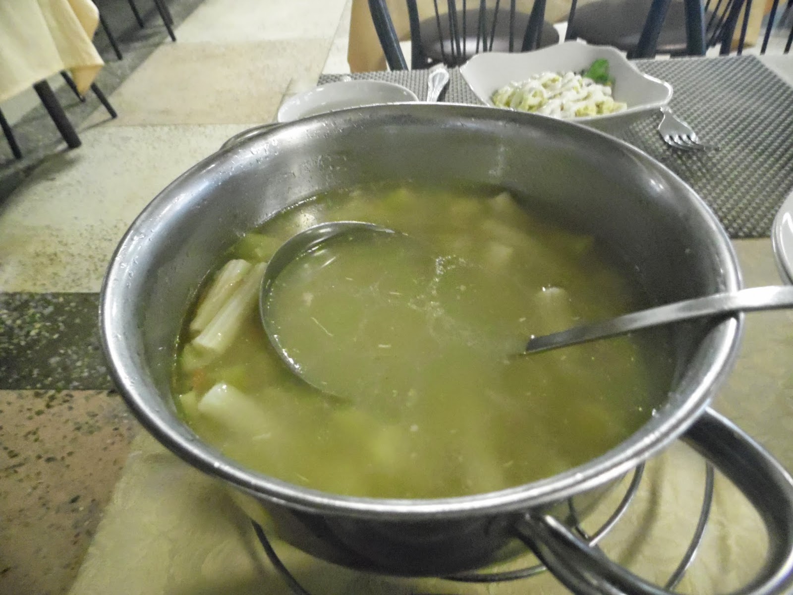 суп в кастрюле. кипящий бульон. почему вылила суп. овощной бульон. сотейник с ингредиентами.