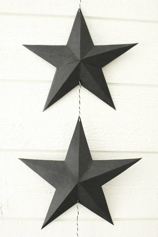 svart kartong, vika stjärna, origami stjärna, inredningstips, diy stjärna, inredning, inredning sovrummet, på väggen i sovrummet, svart och vitt i inredningen