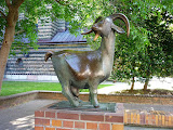 Rostock, statuia unei capre langa St.-Marien-Kirche