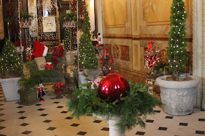 IN THE GARDEN WITH FATHER CHRISTMAS | Suzanne MacCrone Rogers • Italian