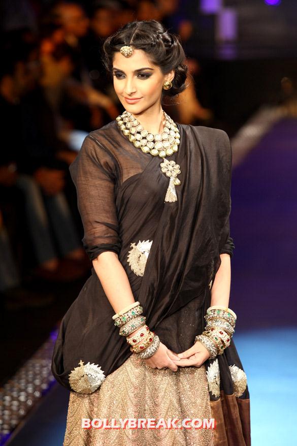 Sonam Kapoor IIJW 2012 - (4) - Sonam Kapoor Sizzles at IIJW 2012 finale