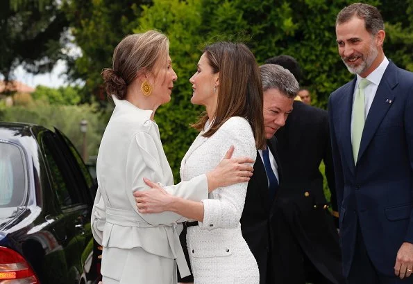 Queen Letizia wore a white Felipe Varela skirt suit, blazer and Magrit Pumps and diamond earrings. Juan Manuel Santos and María Clemencia Rodríguez