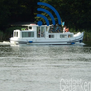 Mobiles Internet auf dem Hausboot Hausboot in Fahrt mit WLAN-Symbol