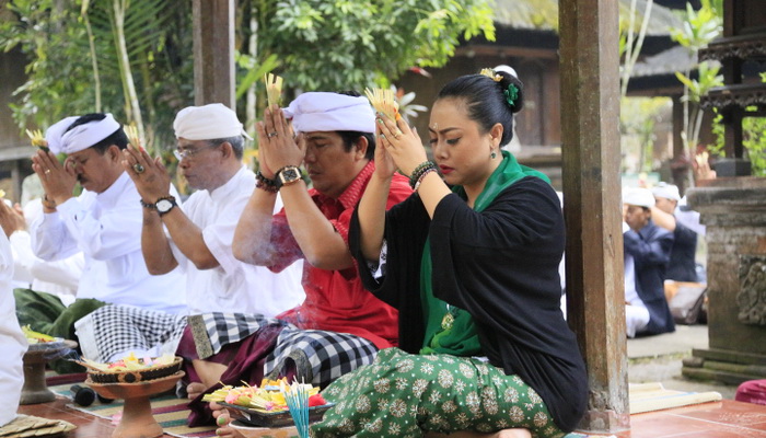 Awali Langkah Kemenangan Eka-Jaya Gelar Persembahyangan