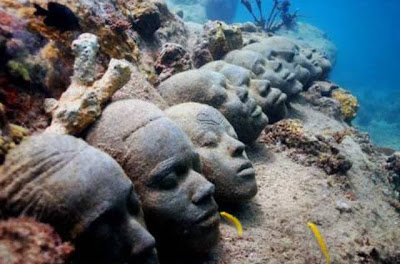 Impresionante escultura en el oceano llena de corales